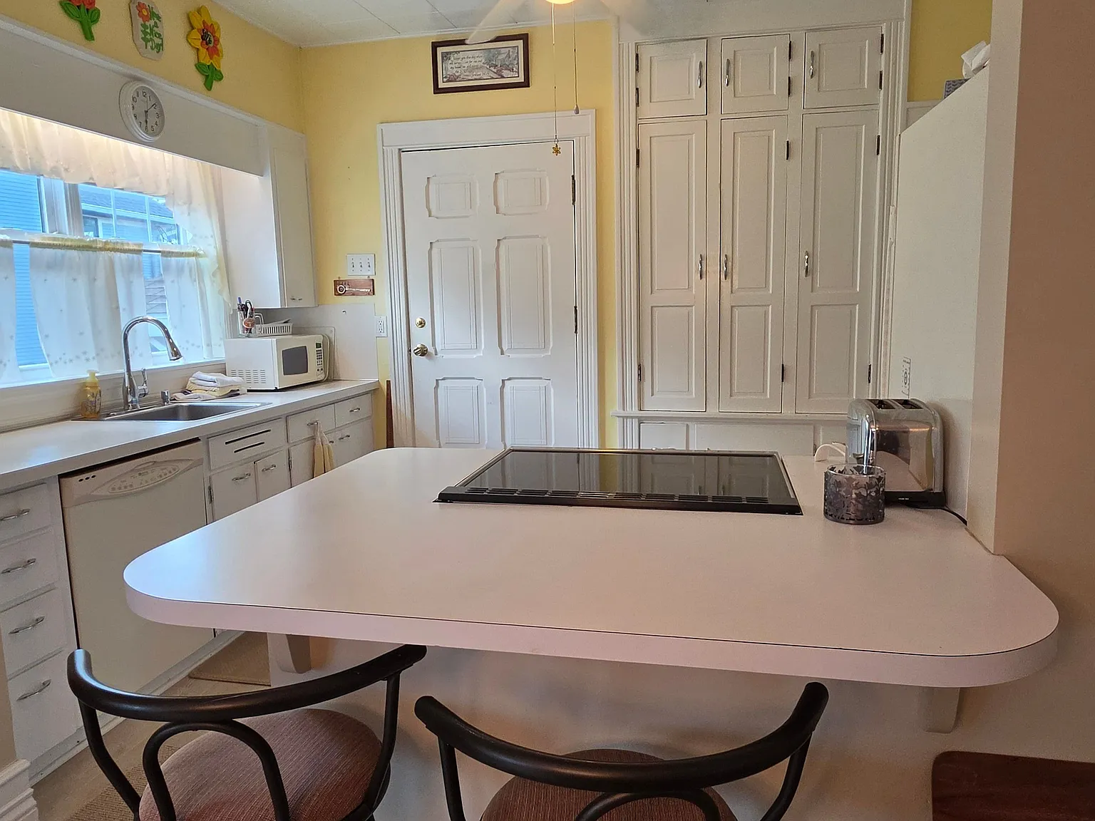 3 bed, 2.0 bath, 900 sqft, $2,400 — Photo 4