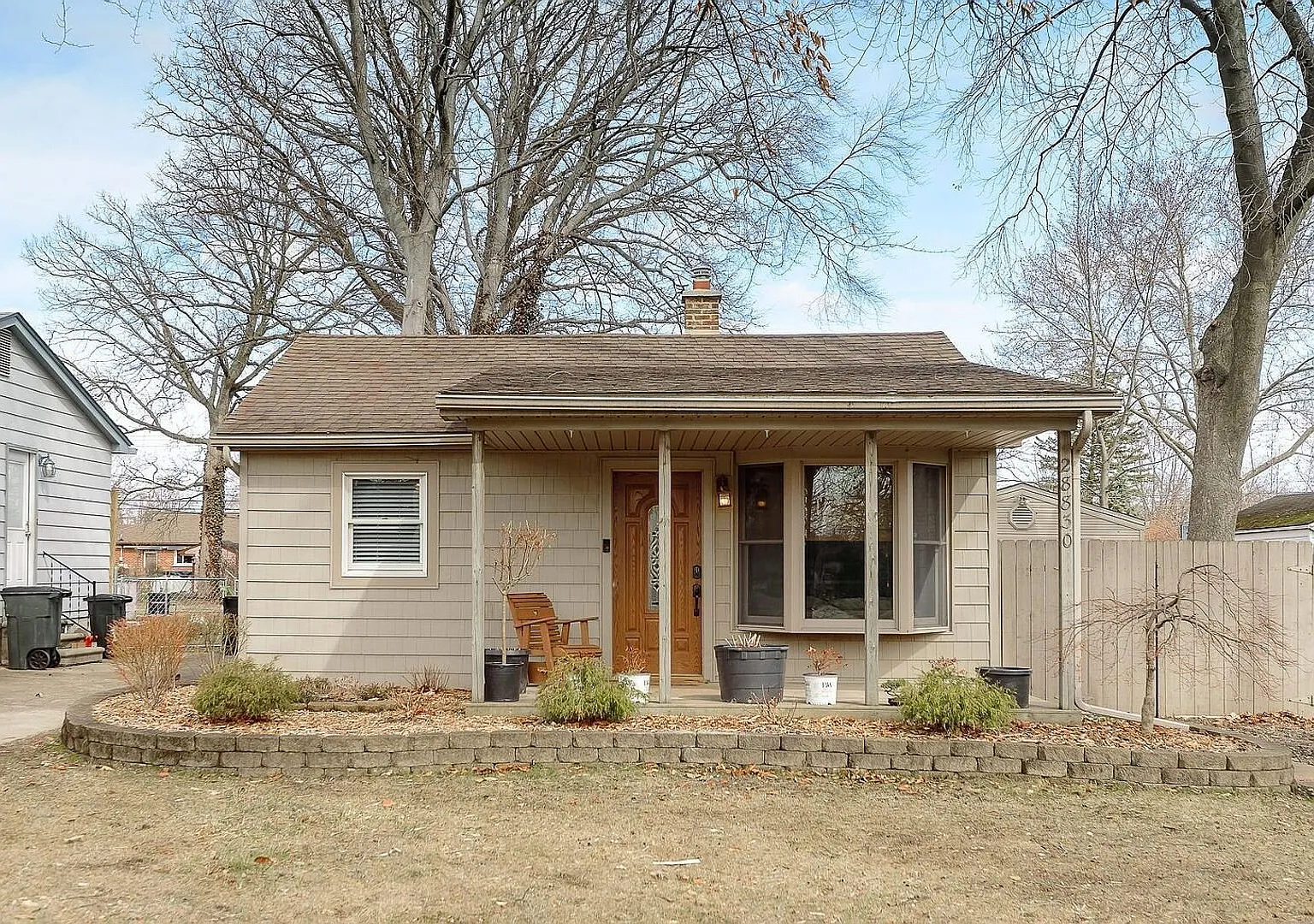 Move-In Ready 3 Bedroom, 1 Bathroom Home in Livonia — Photo 1
