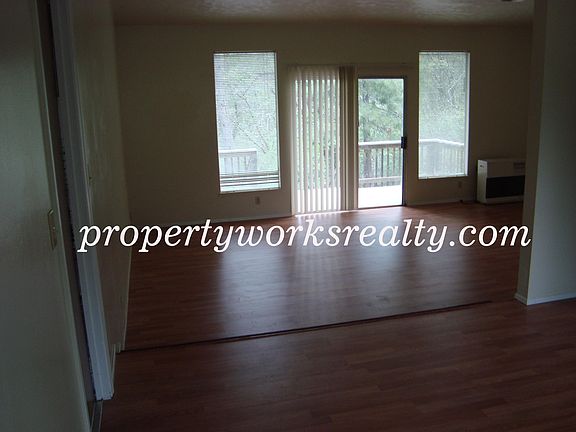 3rd image of 15826 Briarwood Dr