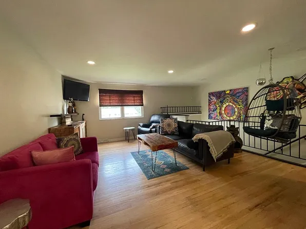 629 National Dr, Pittsburgh, PA 15235