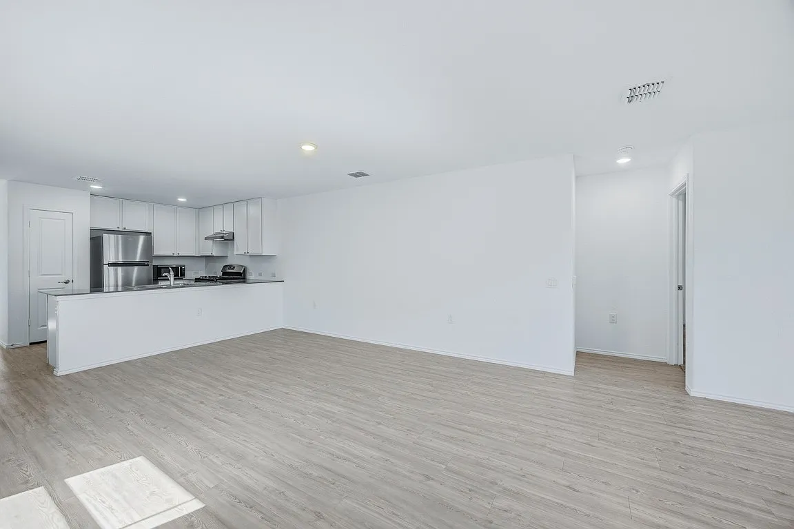 4 bed, 1627 sqft, $1,700 — Photo 3