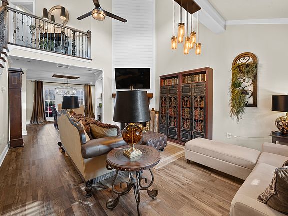 5th image of 411 Country Club Ct