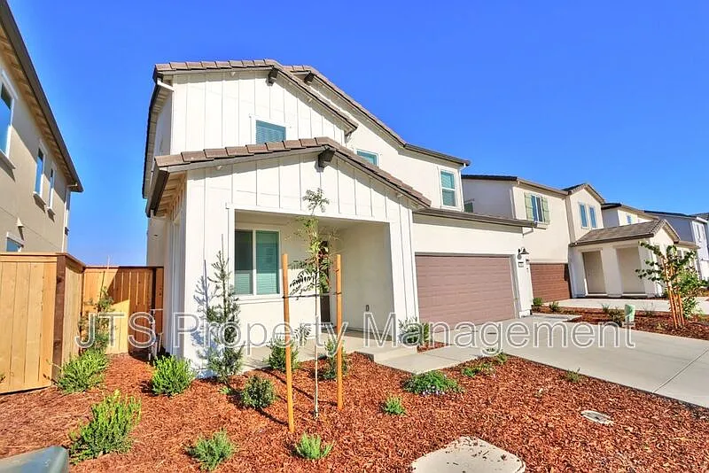 4 bed, 2.5 bath, 2100 sqft, $3,195 — Photo 4