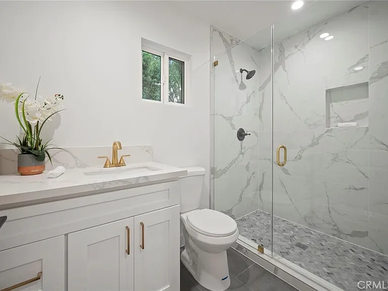 5865 Tobias Ave — Photo 21