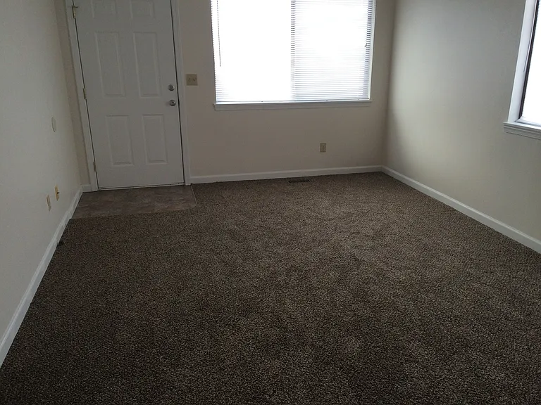 1323 S Skyline Dr — Photo 2