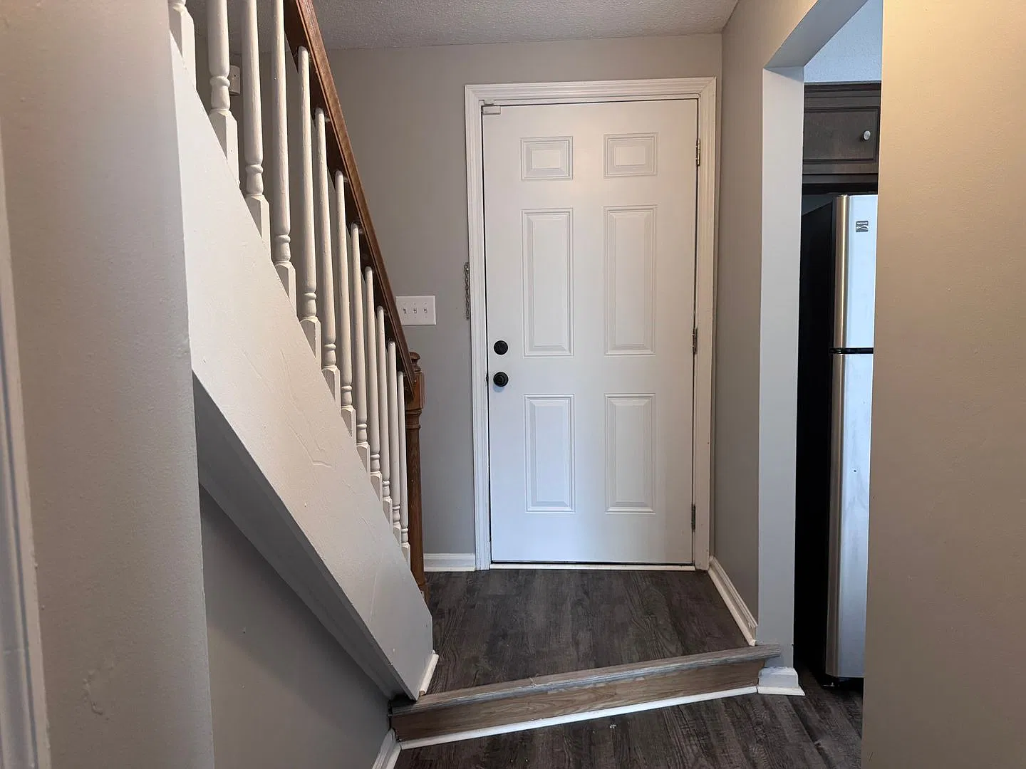 Awesome Condo!! 2 Bed/1.5 Bath! 1100 sq.ft. Close to Post!! Move in Ready!! — Photo 2