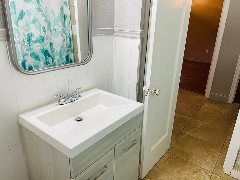 1910 20th St — Photo 6