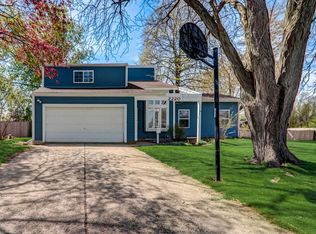 2220 Sandburg Dr, Aurora, IL