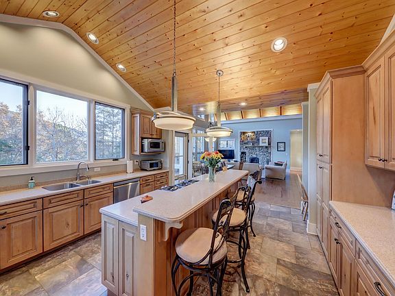 5th image of 3537 Applewood Way