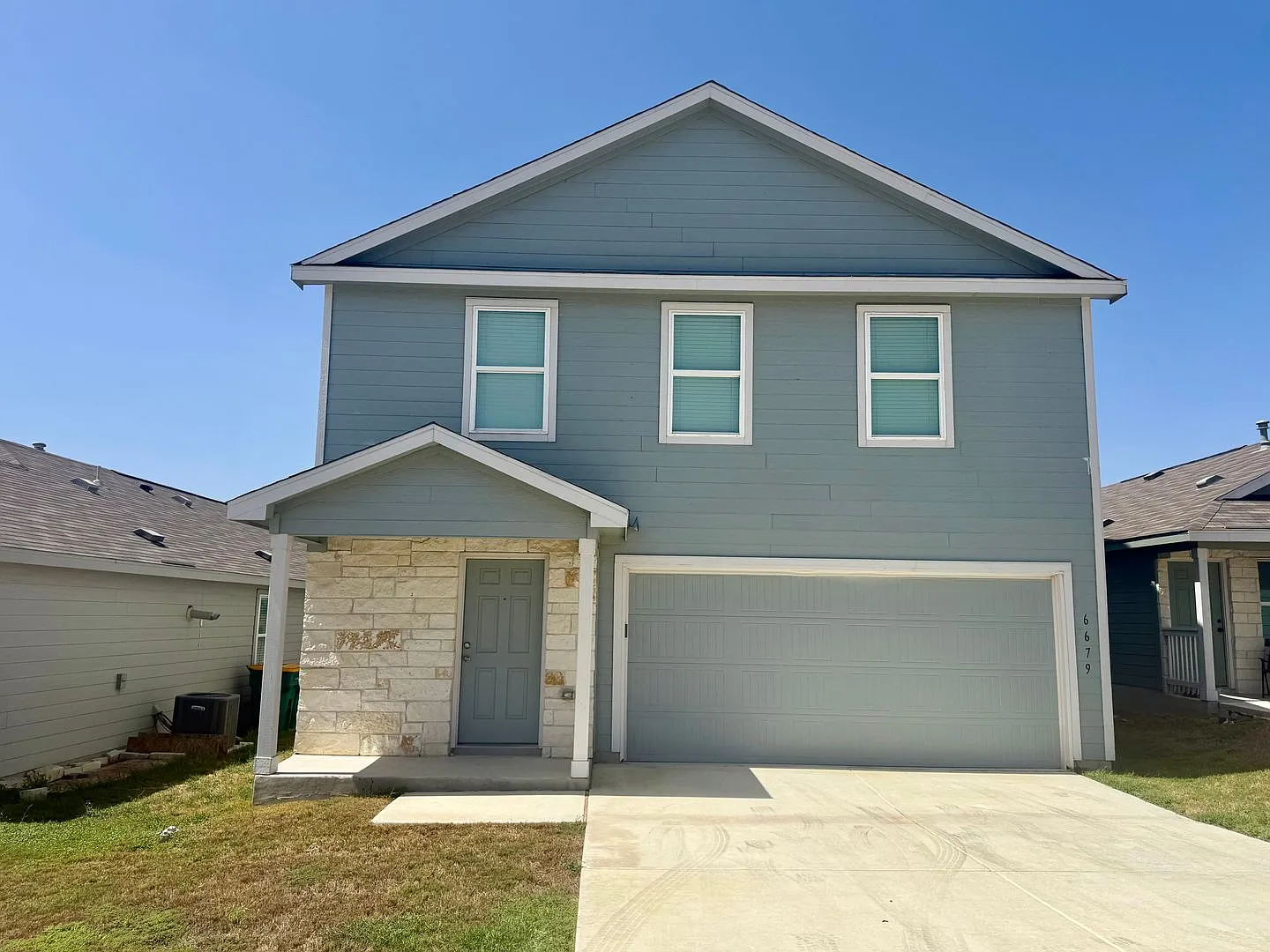 Stunning 4- bedroom, 2.5 bathroom home in Converse! — Photo 1