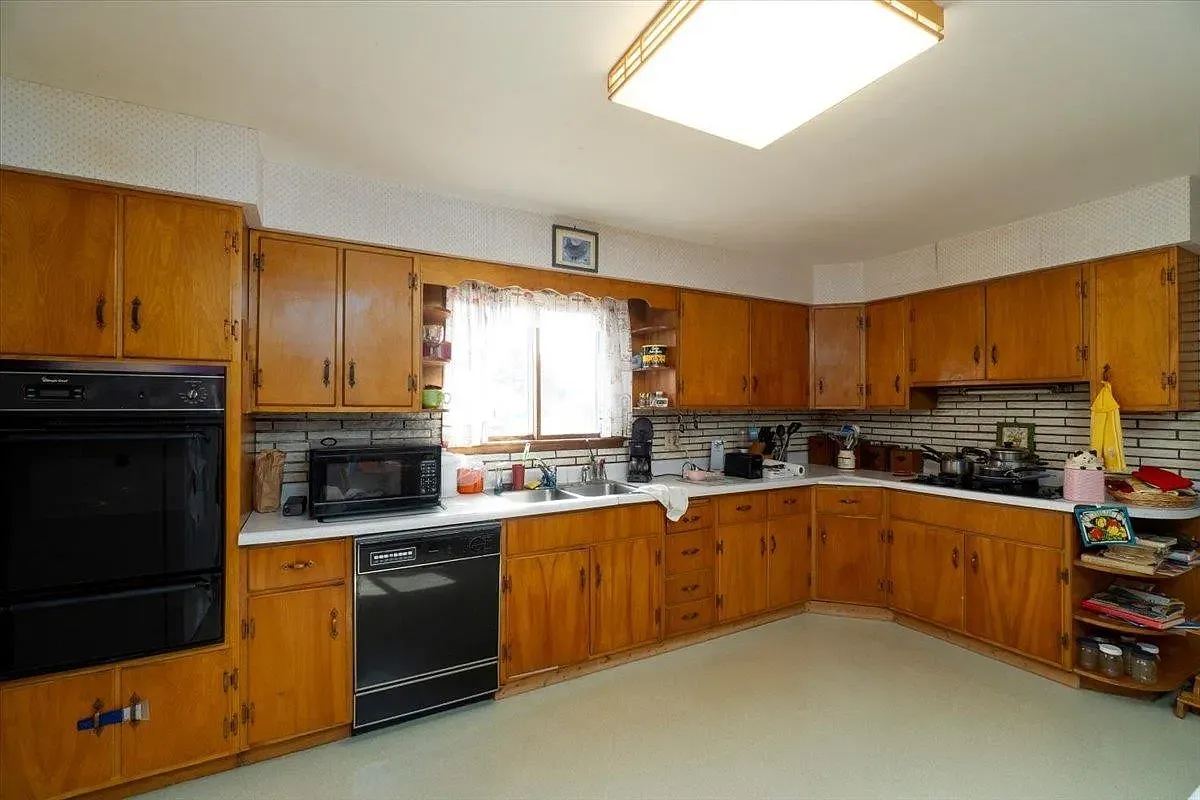 3 bed, 3184 sqft, $2,450 — Photo 3