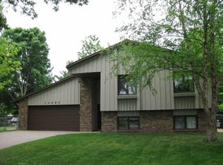 10290 Edinburgh Cir, Eden Prairie, MN 55347