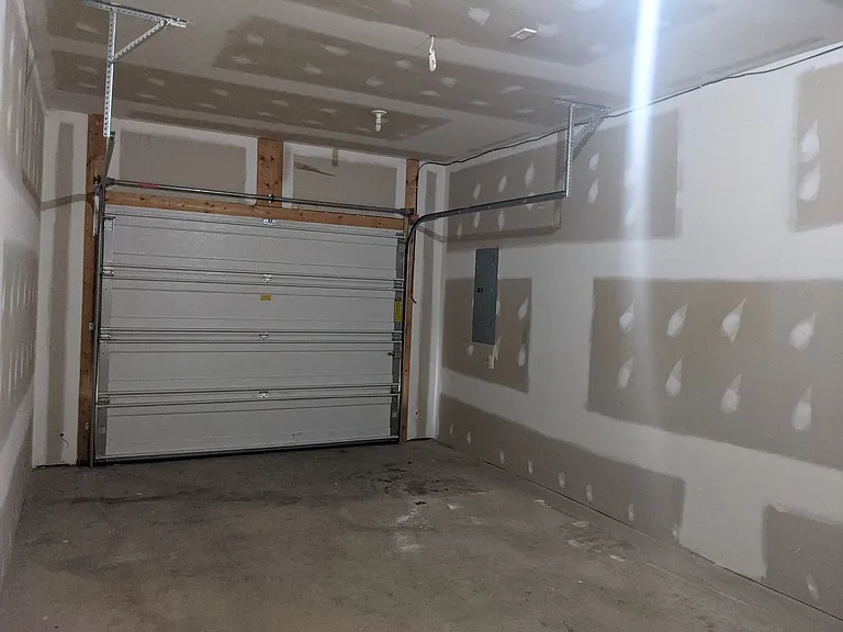 225 Crown Ct — Photo 51