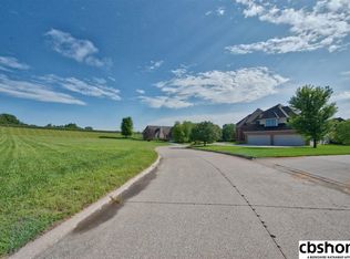 9516 Woodney Cir, Omaha, NE 68122