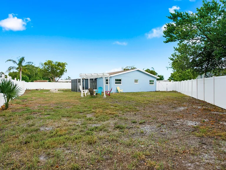 330 Scott Ct — Photo 35