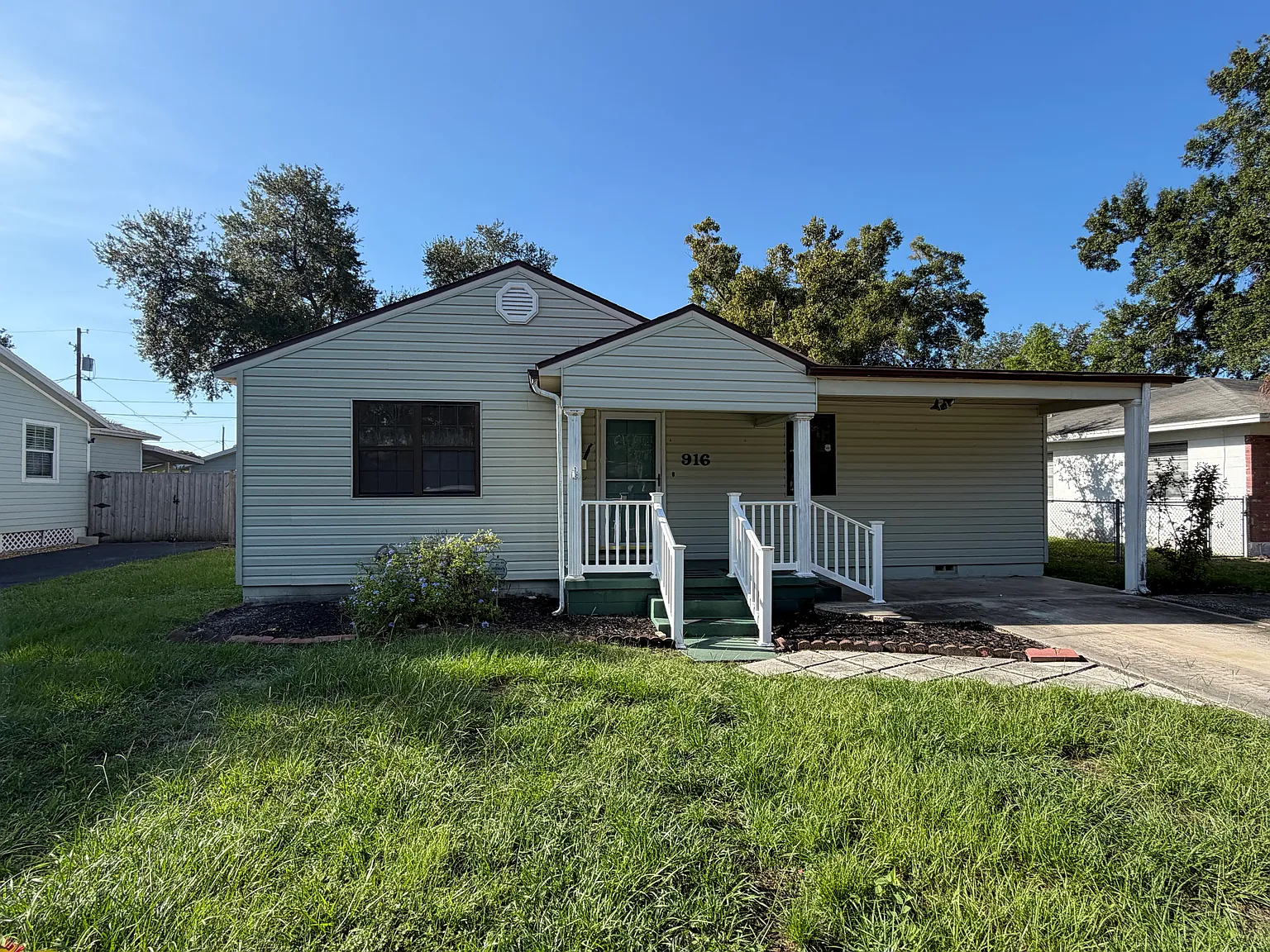 4 bed, 1233 sqft, $2,950 — Photo 2