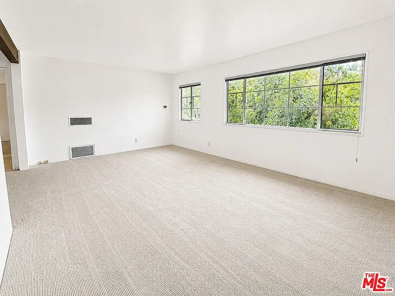 5370 1/2 Village Grn — Photo 4