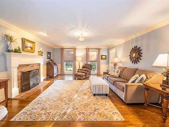 3rd image of 8 Ashwicke Ln