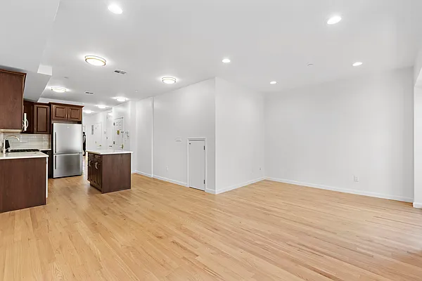 Rented by Thomas Lipovetsky, LREB | media 16