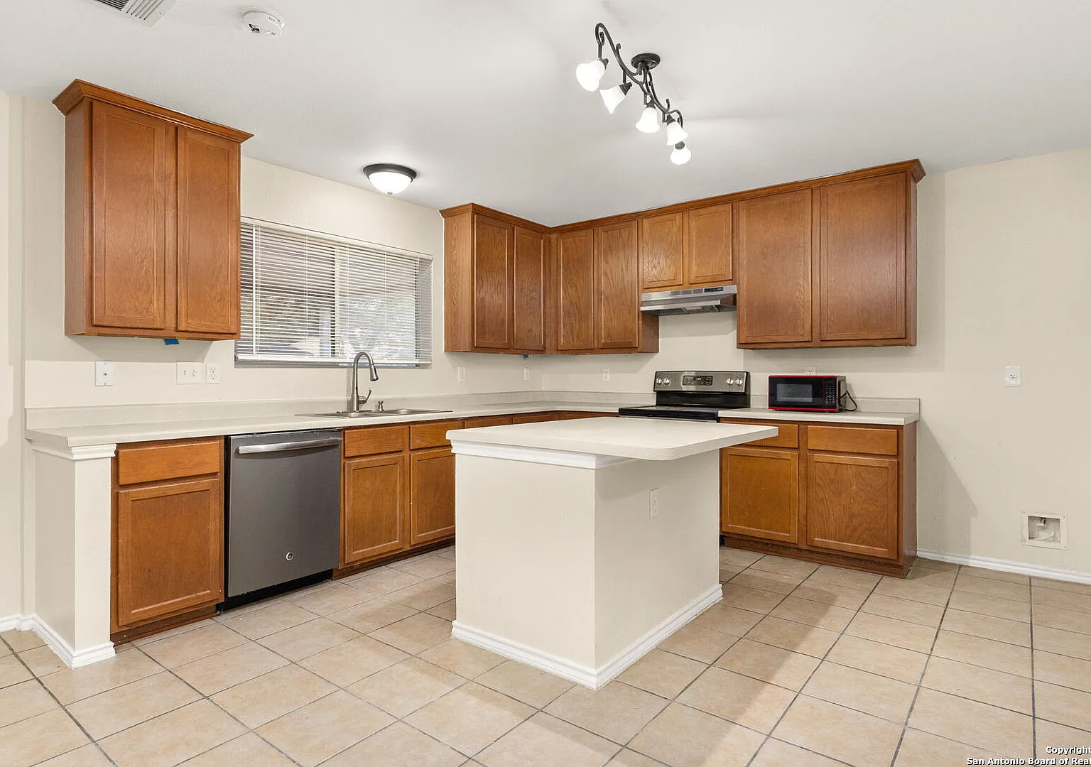 4 bed, 2704 sqft, $1,950 — Photo 3
