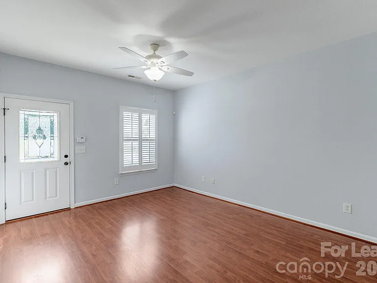 558 Calen Ln — Photo 4