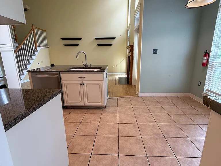 32 Marion Dr — Photo 11