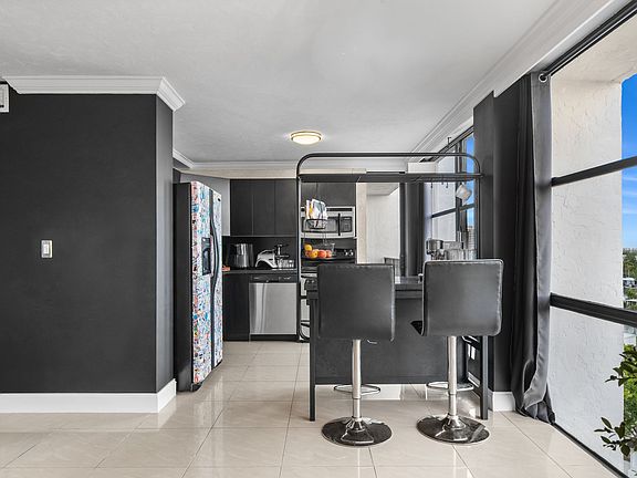 5th image of 1000 Parkview Dr APT 1025