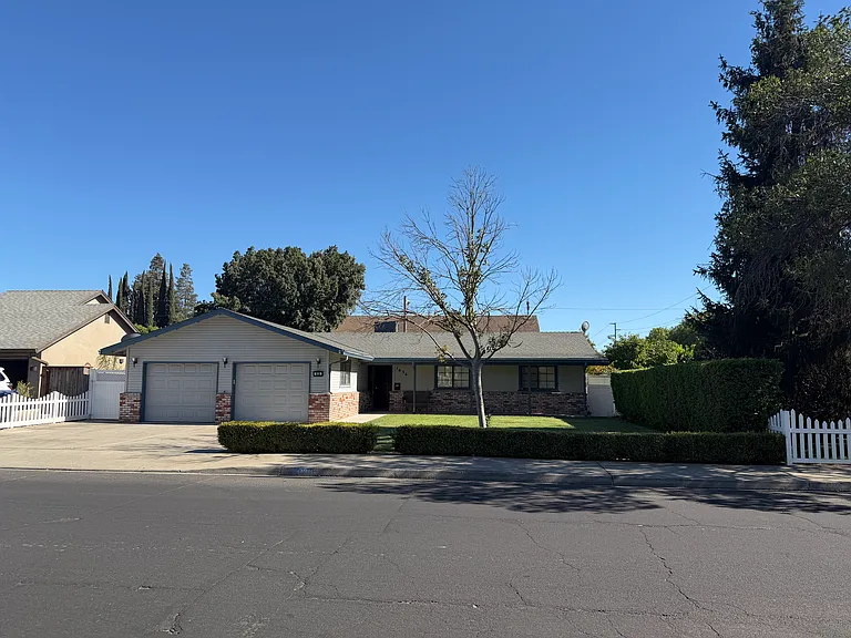 1636 Montclair Dr — Photo 4
