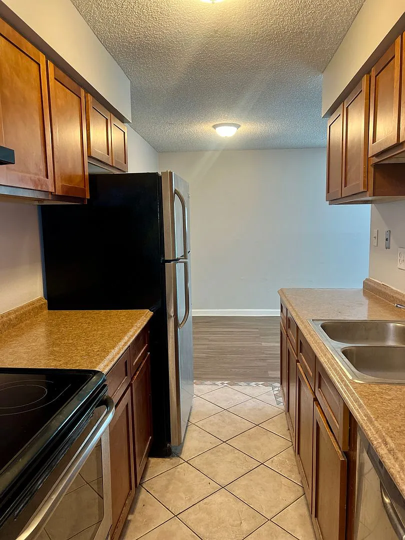 Spacious 2 Bed 1.5 Bath Condo in Hamden South — Photo 2