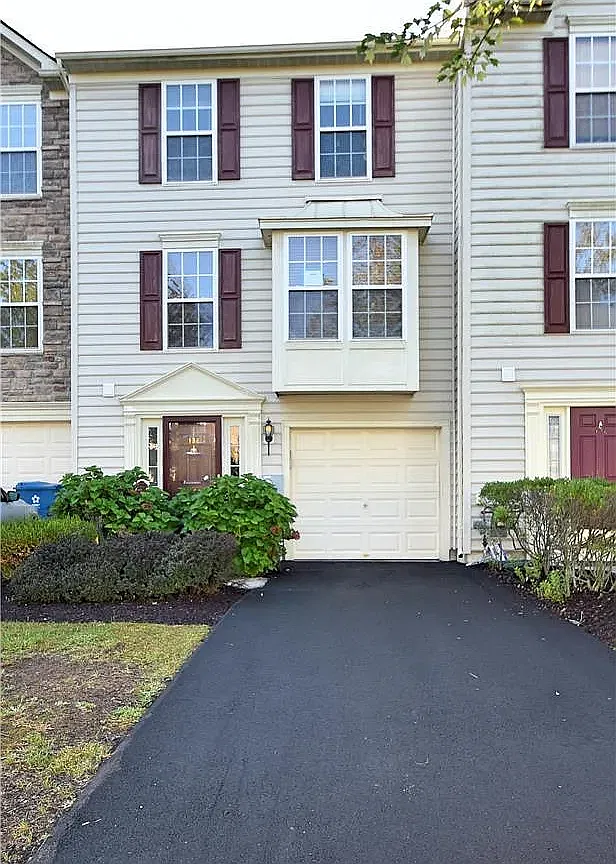 3 bed, 2402 sqft, $2,650 — Photo 2