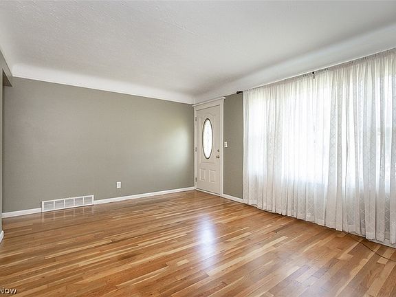 3rd image of 23041 Summerland Ave