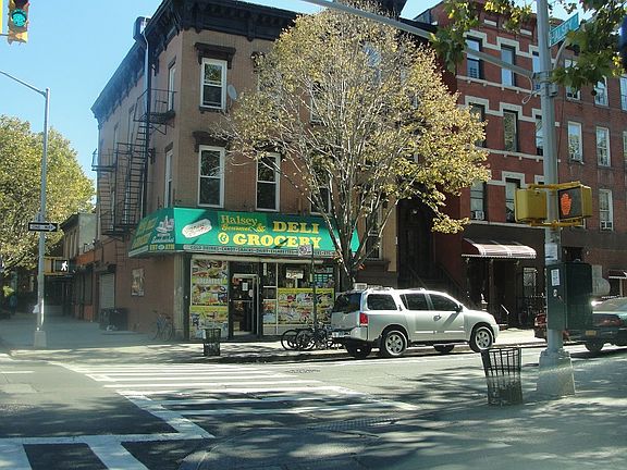 4th image of 433 Tompkins Ave