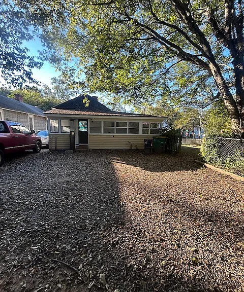 1086 W Hancock Ave — Photo 3