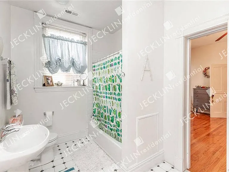 Full Hall Bath