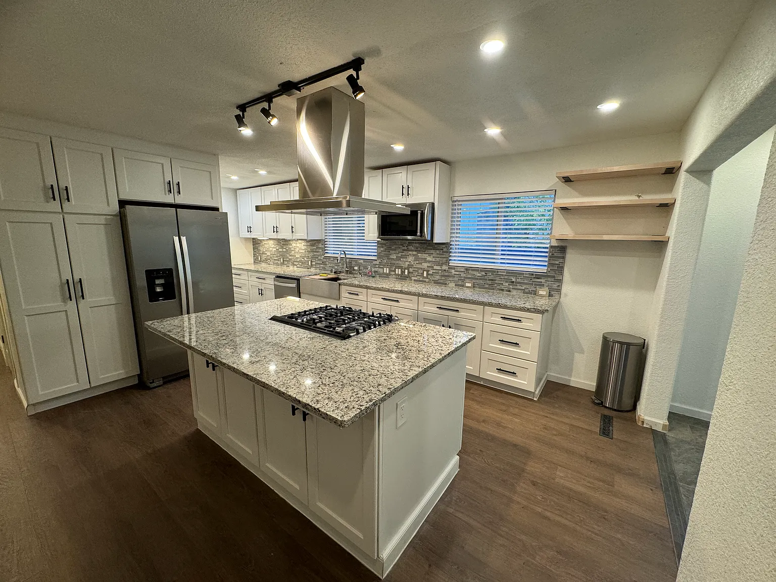1677 Glenwood Way — Photo 3