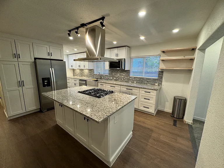 1677 Glenwood Way — Photo 3