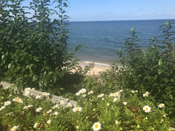 https://photos.zillowstatic.com/fp/828f0166c9411e55d23ea5f2b950426a-p_e.webp