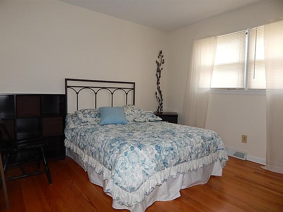 4th image of 38 Daytona Ave