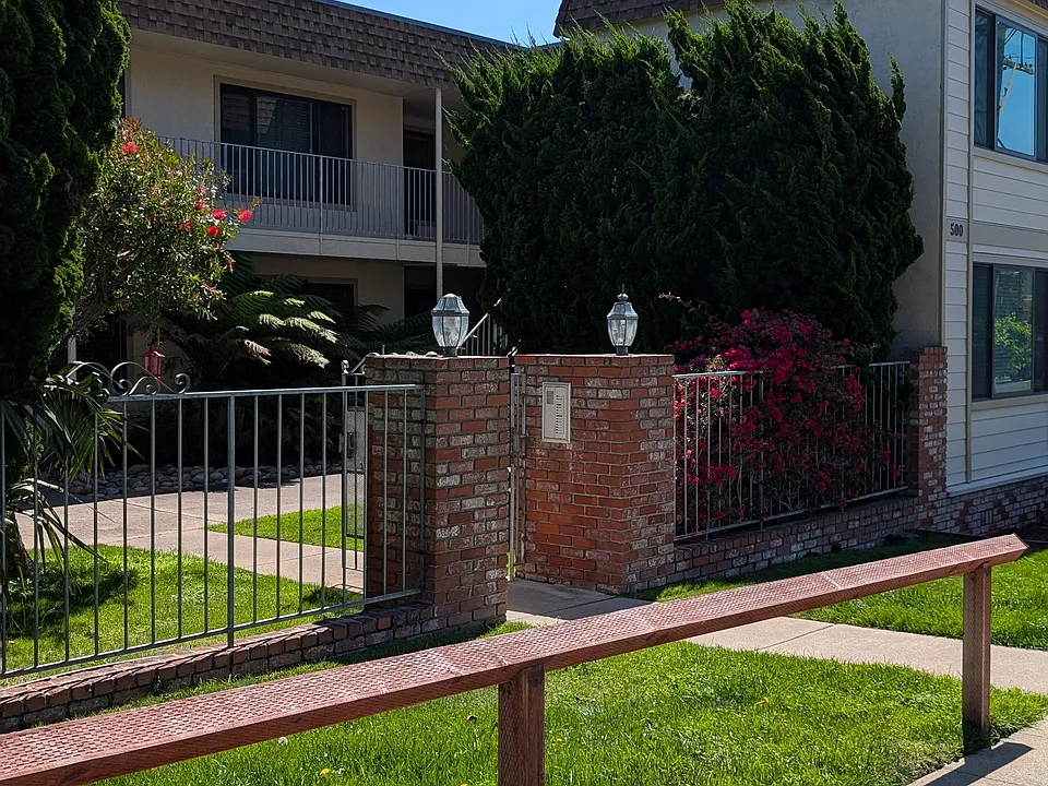 500 Maple Ave #11