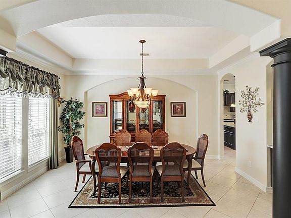 Formal dining with tray ceiling