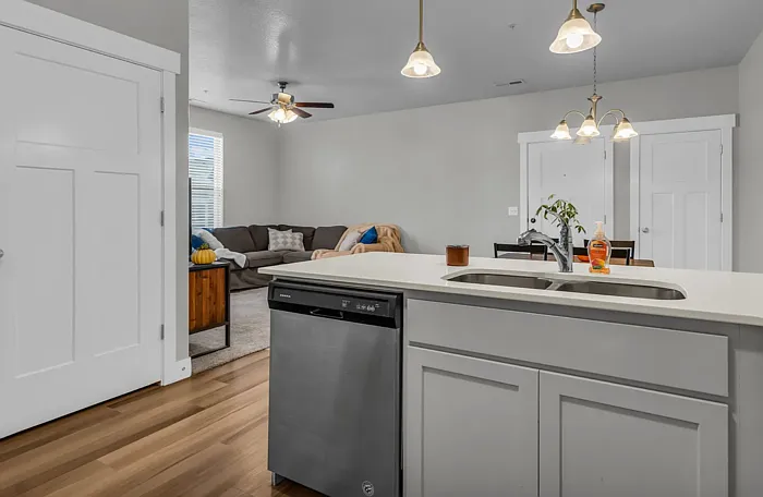 3 bed, 2.0 bath, 1327 sqft, $2,000 — Photo 4