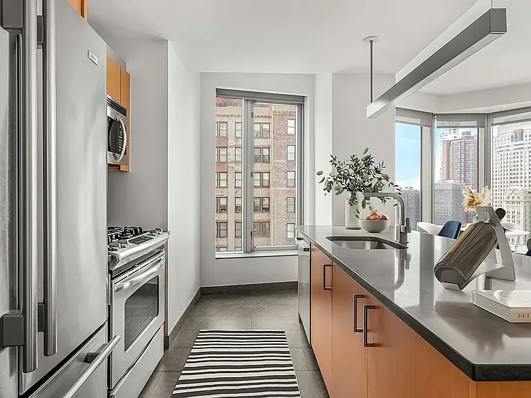 8 Spruce St #12B — Photo 3