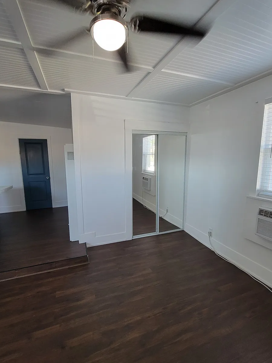 Building Photo - 145 S Spring St #4