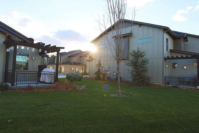 3 bed, 3.0 bath, 1497 sqft, $2,200 — Photo 4