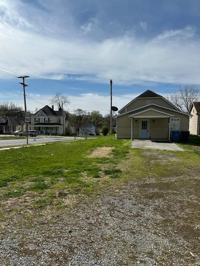 3 bed, 1139 sqft, $1,900 — Photo 3