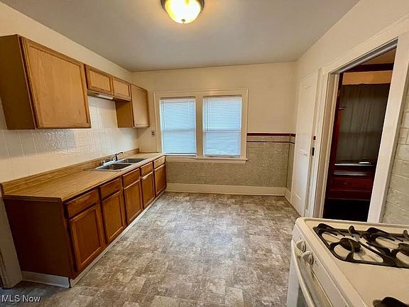 3rd image of 3951 E 42nd St