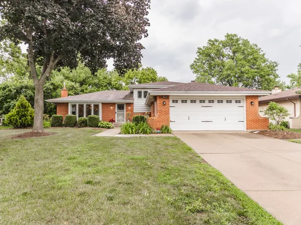 7613 Stratford Pl, Darien, IL 60561