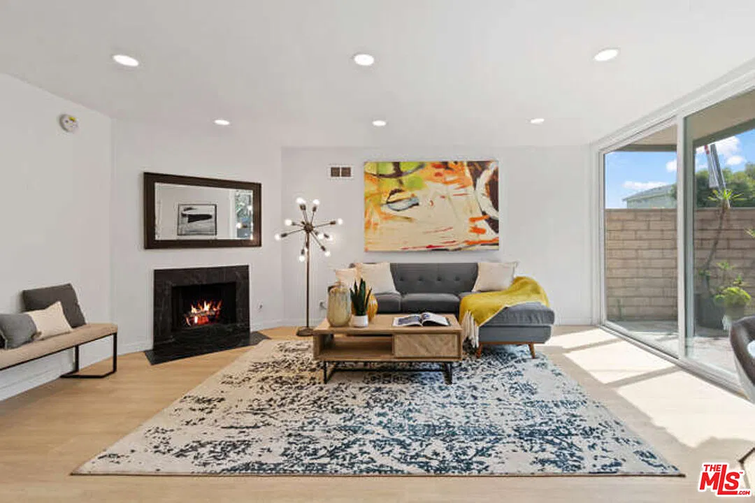 2 bed, 2.0 bath, 950 sqft, $4,750 — Photo 3