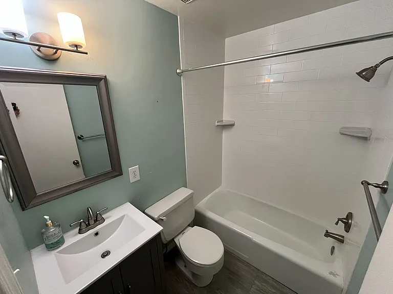 Upper Level Full Bath