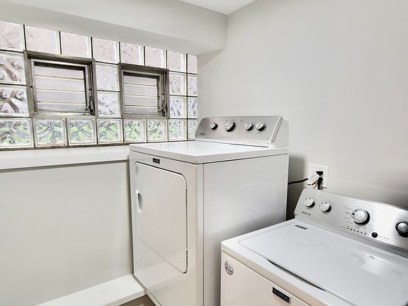 3rd image of 2027 W Farragut Ave #B